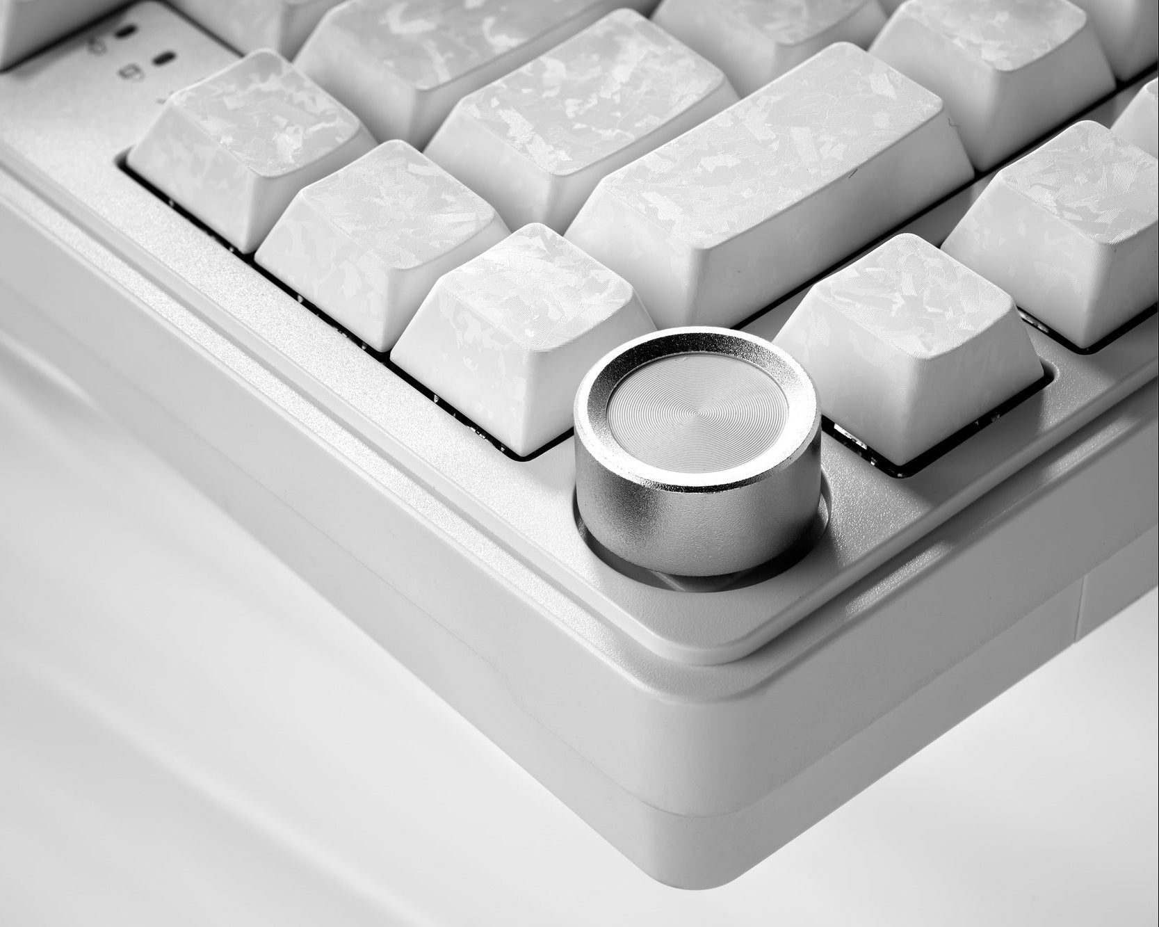 M75 Forged Carbon White Keyboard with Multimedia Knob