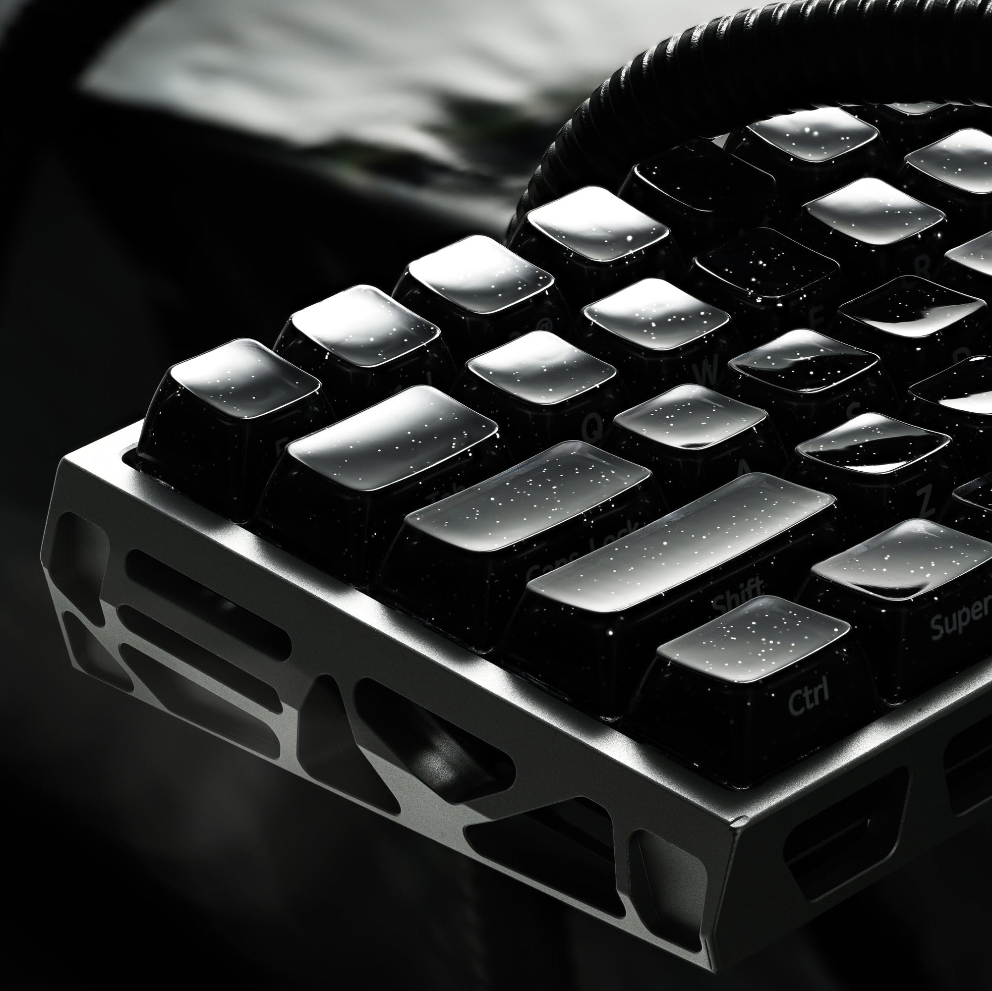 Inspired by the deep, luminous tones of a midnight nebula, Jelly R2 Starry brings a celestial look to your keyboard with translucent crystal-inspired keycaps and shimmering details.
